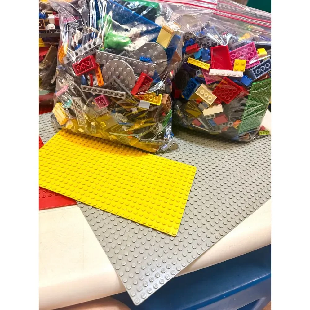 Mixed Lego brand Lego’s almost 10lbs loose blocks